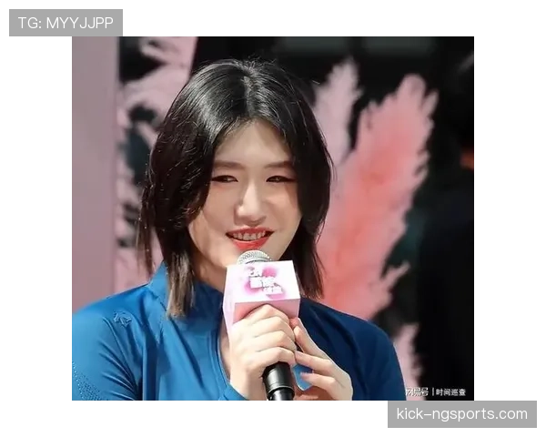 想象叶诗文拎着塑料菜篮在小区门口排队买菜，这画面把冠军光环打了个折扣