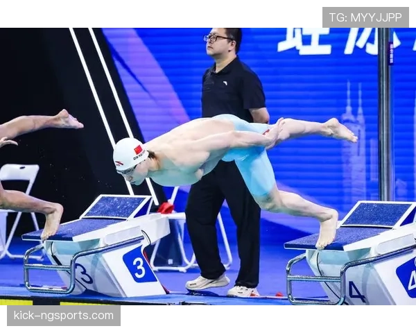 覃海洋训练馆里像修行，逛街却像刚继承家产的人